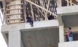 İnşaata Çıkan Genç, Polis Ekiplerinin İkna Çabasıyla Aşağı İndirildi