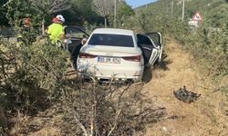 Çorum-Samsun karayolunda otomobil bordür taşlarına çarptı: 2 yaralı
