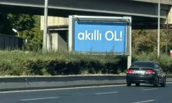 Ankara sokaklarında beliren “akıllı OL!” afişleri merak uyandırdı