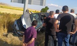 Çorum-Amasya yolunda hareketli dakikalar: Araç viyadükte yön levhasına çarptı