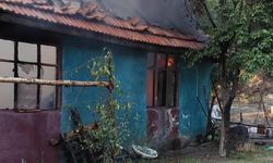 Tek katlı ev alevlere teslim oldu: Yangın sonrası geriye sadece enkaz kaldı