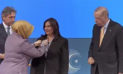 Özlem Çerçioğlu AK Parti’ye geçti, rozetini Erdoğan taktı