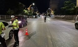 Alaca’da polis ekiplerinden ani denetim: Ehliyetsiz, kemersiz, kural tanımayan herkes durduruldu