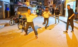 Kavgayı ayırmaya giden polisler, bıçak ve sandalyeli saldırıya uğradılar