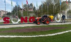 Sungurlu’da park, yeşil alan ve mezarlıklarda bakım çalışmaları sürüyor
