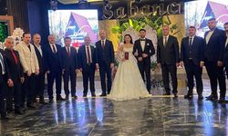 MHP heyeti düğünde buluştu: Genç çifte mutluluk dileği