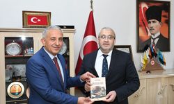 Cemil Çağlar'a “Diplomadan Önce” kitabını takdim etti