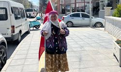 75 yaşındaki Satı teyze bayrağıyla sokak sokak dolaşıyor