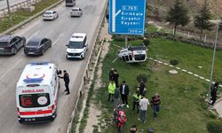 Motosiklete çarpıp takla attı: Yaralılara vatandaşlar koştu