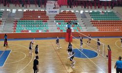 Çorum’da küçük kızlar voleybol heyecanı sürüyor