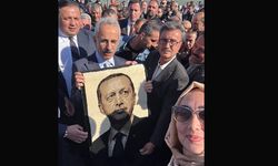 Cumhurbaşkanı Erdoğan’ın portresi halıya işlendi: Bakan'a hediye edildi