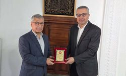 İskilip’te emekli olan Kur’an kursu öğreticisine plaket verildi