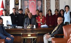 Başkan Çizikci tiyatro ekibini tebrik etti