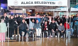 Yağmura aldırmadılar, maçı böyle izlediler