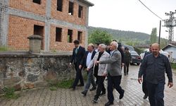 Yeşilpınar'da yapımı devam eden köy konağını incelediler