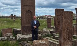 Erol Kavuncu’dan Ahlat ziyareti: “Tarihsiz millet, talihsiz millettir”