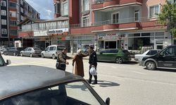 Yürümekte zorlanan yaşlı kadının yardımına polis koştu
