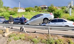 Çorum'da zincirleme kazada araç diğer aracın üzerine çıktı