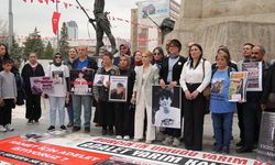 Hayatını kaybeden çocukları için Ulus Meydanı'nda bir araya geldi