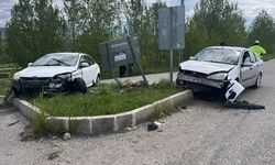 Çorum'da kaza, iki otomobil çarpıştı: 2 yaralı