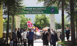 Çorum’da arefe günü mezarlıklarda duygu dolu anlar! Vatandaşlar kabirlere akın etti