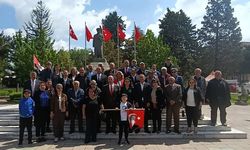 Eğitim-İş ve ADD’den Atatürk Anıtı’na çelenk
