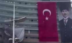 Özgür Özel'in CHP Genel Merkezi'ndeki afişi indirildi