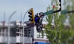Fizik kurallarını zorlayan kaza: Motosiklet trafik ışıklarında asılı kaldı!