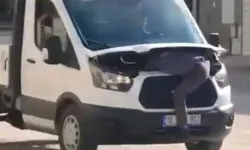 Seyir halindeki motorun üstündeki tamirci herkesi şaşkına çevirdi