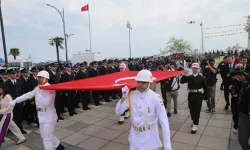 Atatürk’ü temsil eden Türk bayrağı Samsun’da karaya çıkarıldı