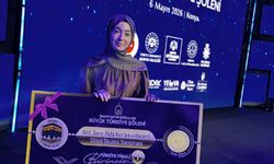 Türkiye birincisi olan Yağmur Elif Saraç ödülünü aldı