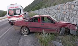 Otomobil istinat duvarına çarptı