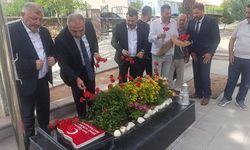 MHP heyeti Şehit Öğretmen Şenay Aybüke Yalçın'ı kabri başında andı
