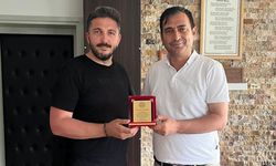 Müzik öğretmeni Orhan Barış Tunç’a plaket