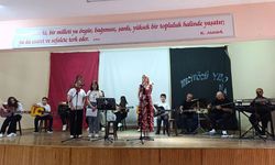 Öğrencilerle halay çekip, müzik şenliğine renk kattılar