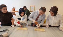 Kaymakam kolları sıvadı: Çikolata ve yağ üretimine katıldı