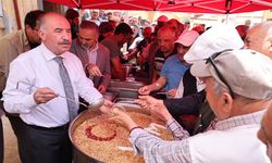 Vali Çalgan vatandaşlara aşure ikram etti