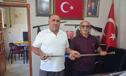 60 yıllık aile yadigarı subay kılıcı derneğe bağışlandı