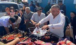 Mecitözü Ziraat Odası vatandaşlara kiraz dagıttı