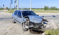 Çorum'da otomobil ve tırın çarpışması sonucu 4 kişi yaralandı
