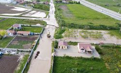 Sağanak tarım arazilerini vurdu, yol sel sularıyla kapandı