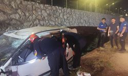 Çorum'da hafif ticari araç istinat duvarından yan yola uçtu: 2 yaralı
