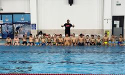 Çorumlu öğrenciler Tosya'da havuzda serinledi