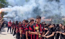 Türkiye şampiyonu olan öğrenciler Çorum'da meşalelerle karşılandı