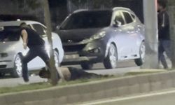 Sosyal medya bu görüntüyü konuşuyor: Eli bıçaklı magandayı tek tokatla bayılttı