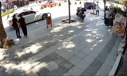 Kaldırımda yürüyen kadınlar ölümden döndü! Bir saniye geç kalsalardı...