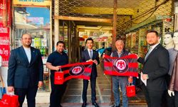 Genç Refah esnaf ziyaretlerinde Çorum FK bayrağı dağıttı