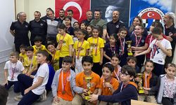 Minik satranç ustaları sahnedeydi: Şampiyonlar kupalarına kavuştu