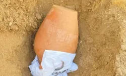 Kazdığı çukurdan testi çıktı: Mahalleli altın çıktı diye koştu ama içindeki bambaşkaydı