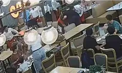 Restorandaki 'tereyağı şovu' 2 yaşındaki bebeği yaktı: Olay anına ait şok görüntüler ortaya çıktı